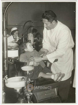 Atención de pacientes en Escuela Dental