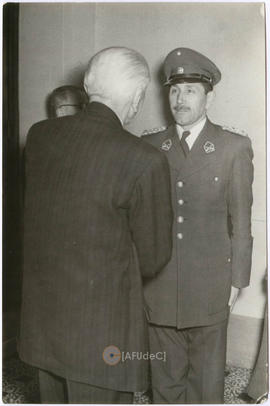Enrique Molina Garmendia con autoridad de Carabineros de Chile